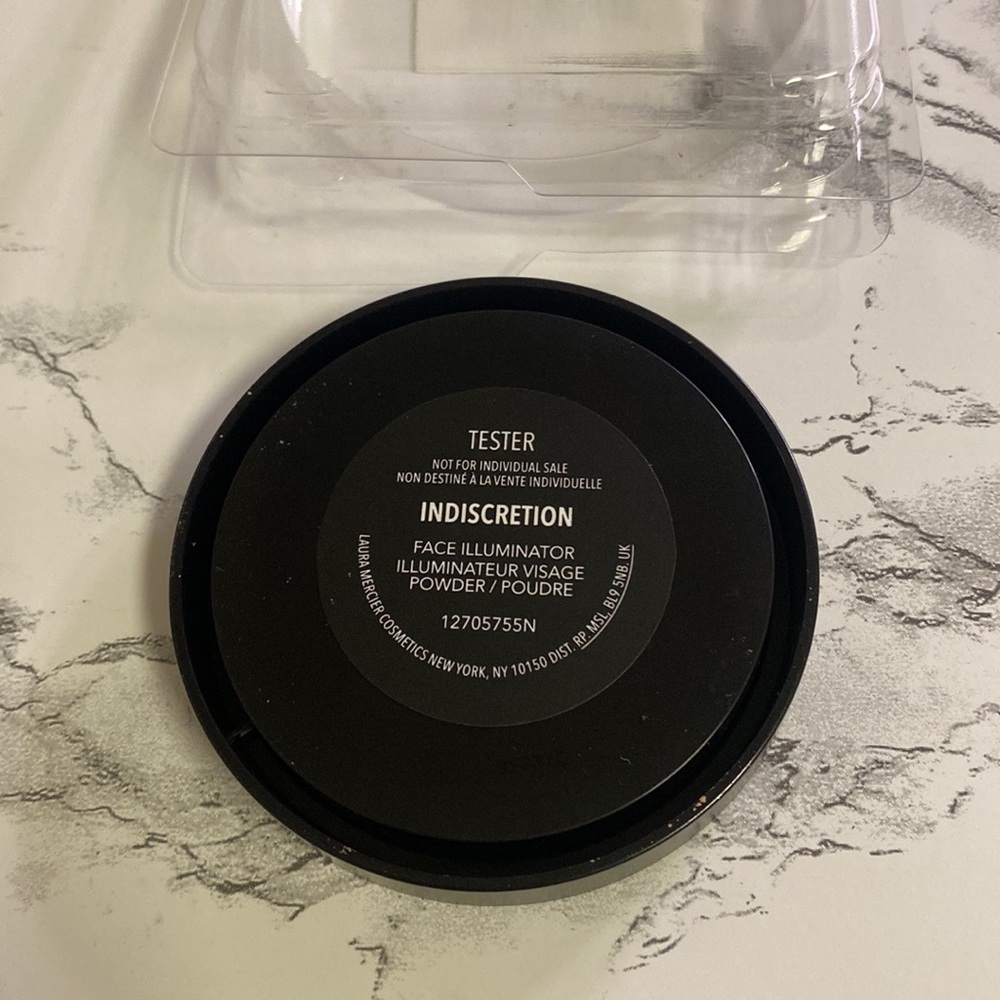 NWOB Laura Mercier face illuminator: indiscretion
Never used
No box
Sold in pan - Picture 2 of 2